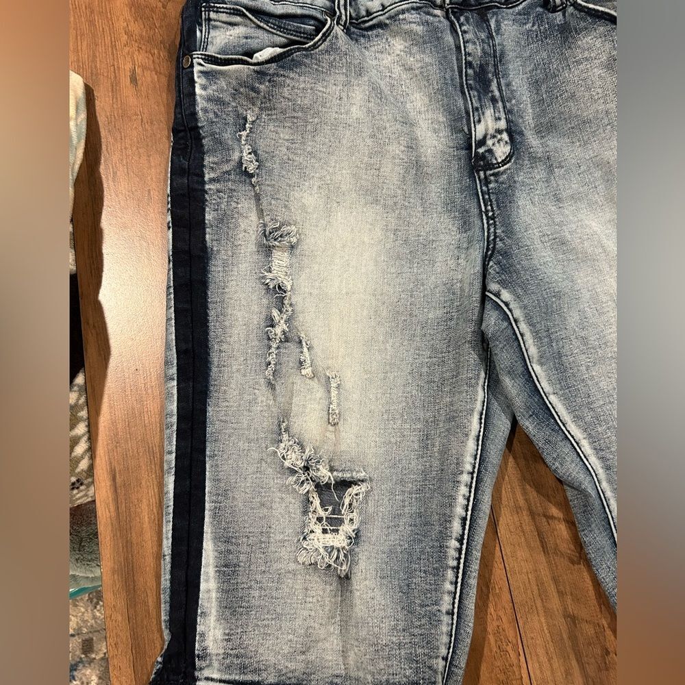 Men's Distressed Gray Jean Shorts - Picture 7 of 7